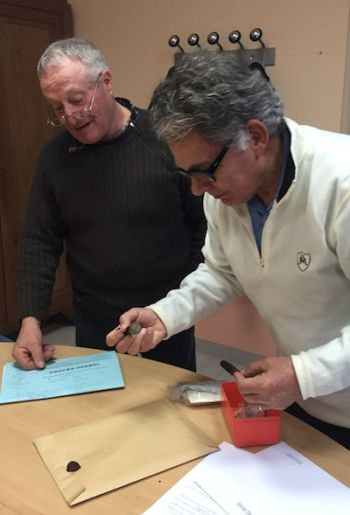 M. le Maire de Saint Germier, Jean-François LHERMITTE et son 2e Adjoint, Hubert PAILLAT scellent l'enveloppe des résultats du premier tour des Élections Départementales 2015.