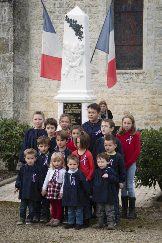 Les enfants chantent la Marseillaise devant le Monument aux Morts.