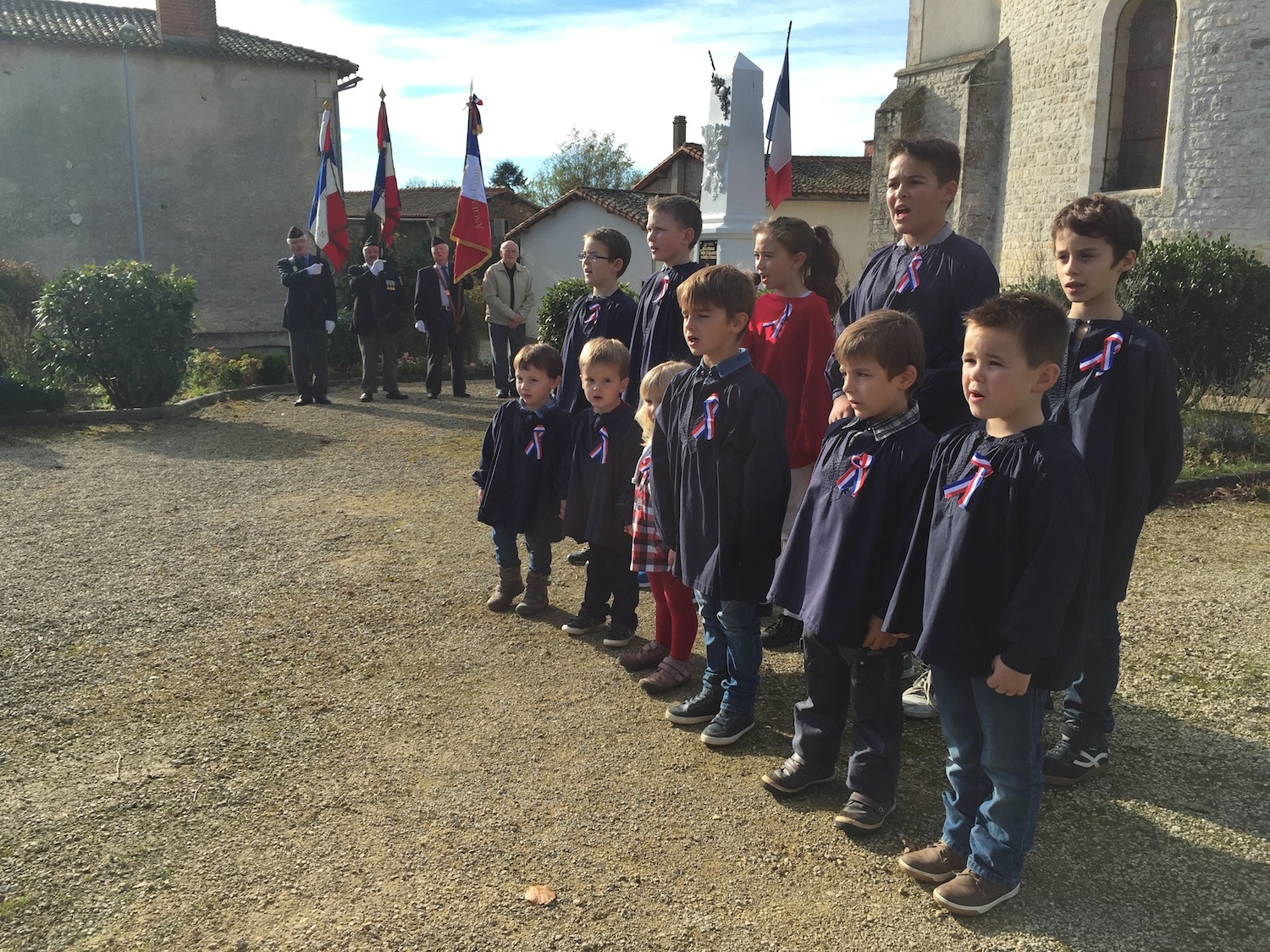 Les enfants de Saint Germier chantent la Marseillaise à l'occasion des commémorations liées au Centenaire 14-18.