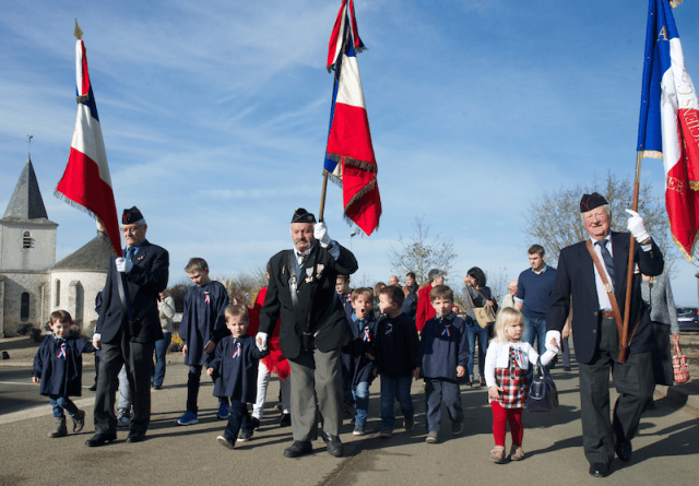 Les enfants du village et les anciens combattants main dans la main pour les cérémonies 14-18.