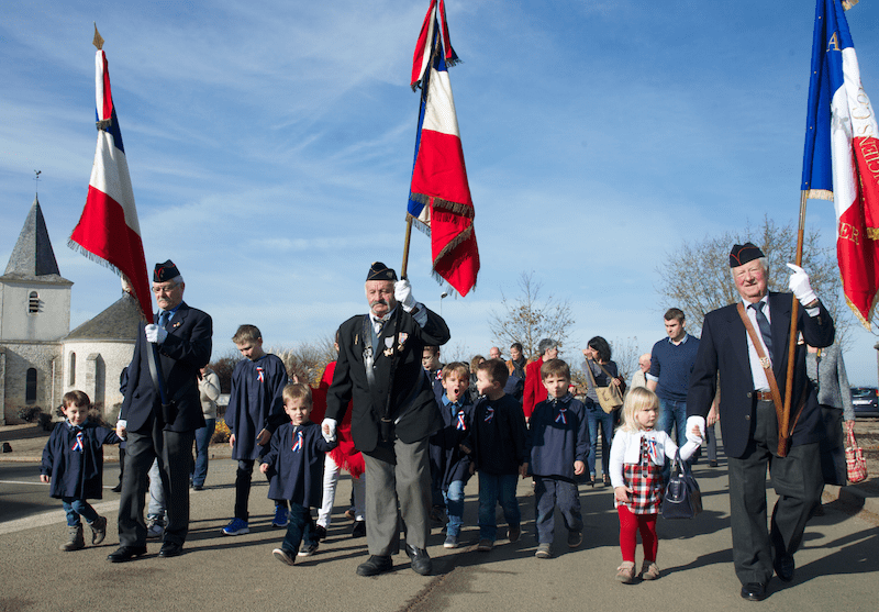 Les enfants du village et les anciens combattants main dans la main pour les cérémonies 14-18.