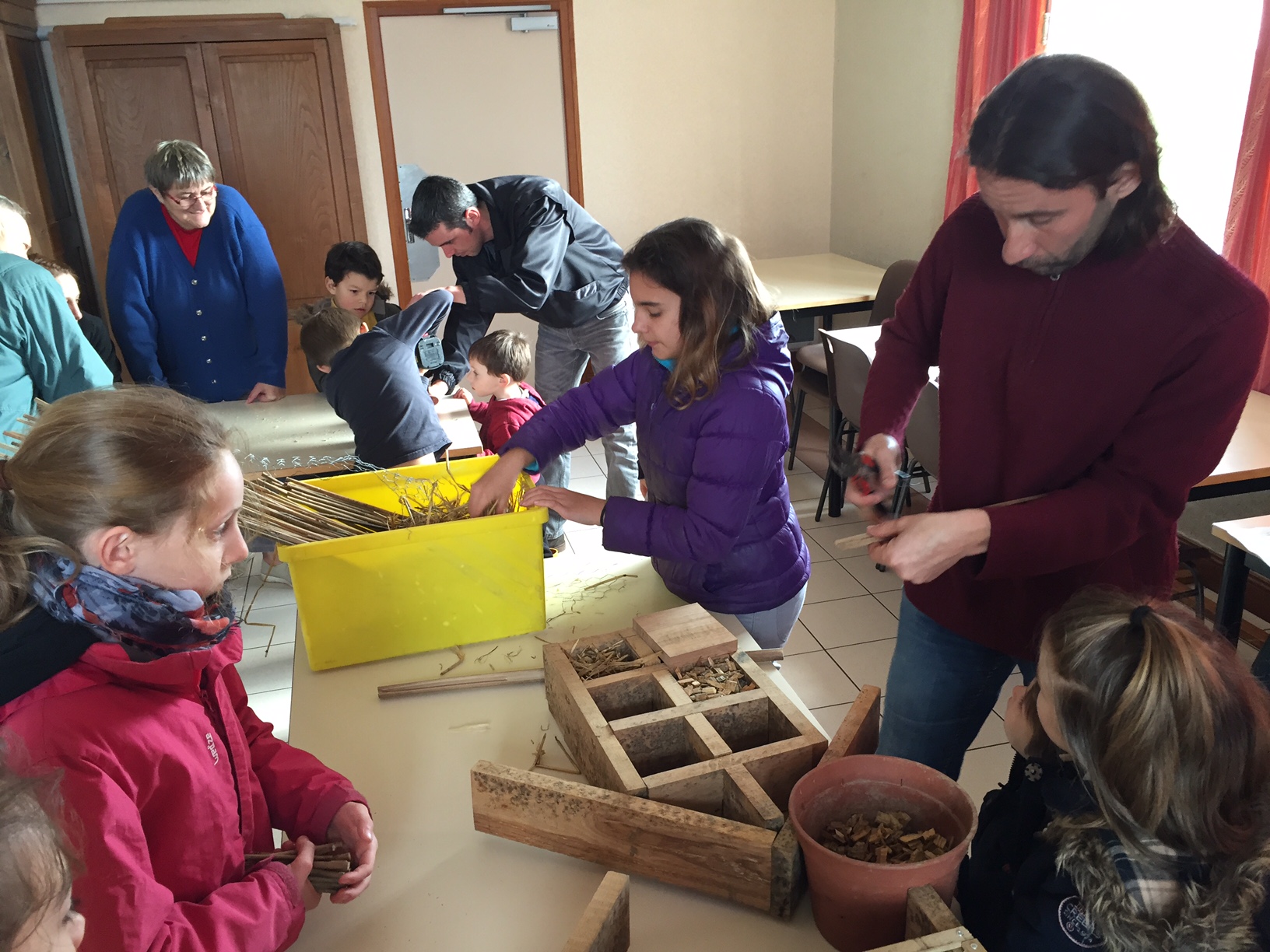 St Germier (79340)-2 mars 2016-Alexis du CPIE Gâtine Poitevine fabrique un hôtel à insectes avec les enfants © DR