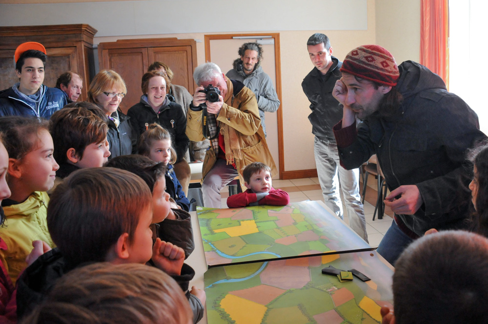 St Germier (79340)-2 mars 2016-Alexis du CPIE Gâtine Poitevine présentent aux enfants les atouts et bienfaits de nos haies © Louise Baheux