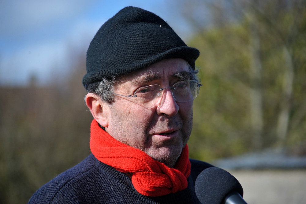 St Germier (79340)-2 mars 2016-Jean Pierre Poteau répond à Radio Gâtine sur le chantier participatif de plantation de haies © Louise Baheux