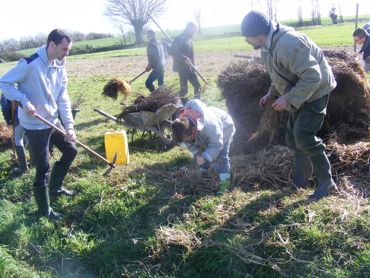 St Germier (79340)-2 mars 2016-Le adolescents du CSC79 plantent avec les plus jeunes aux côtés du CPIE Gâtine Poitevine © Francis Glorie