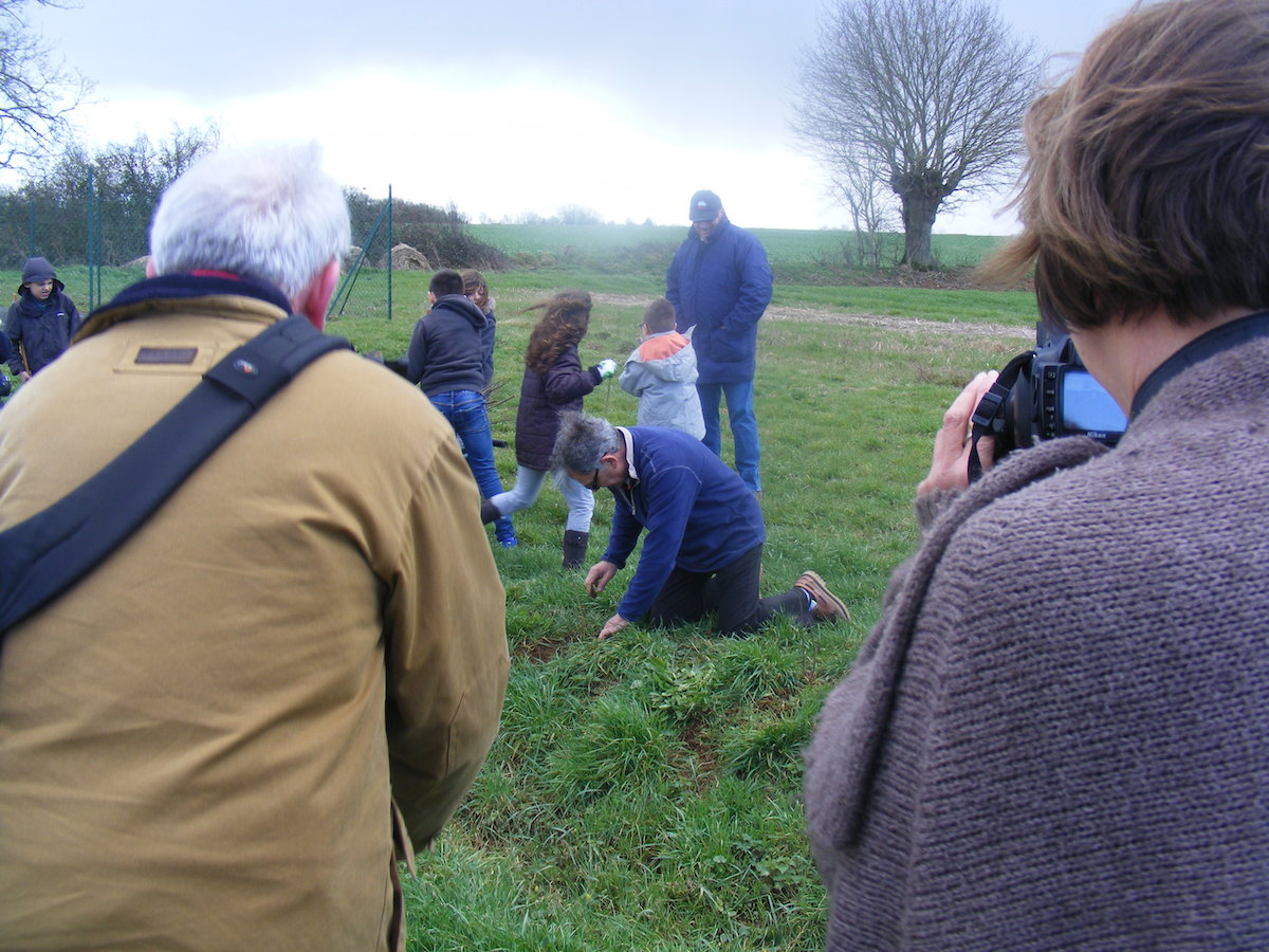 St Germier (79340)-2 mars 2016-Le Courrier de l'Ouest et la Nouvelle République suivent le chantier participatif de plantation de haies © Francis Glorie