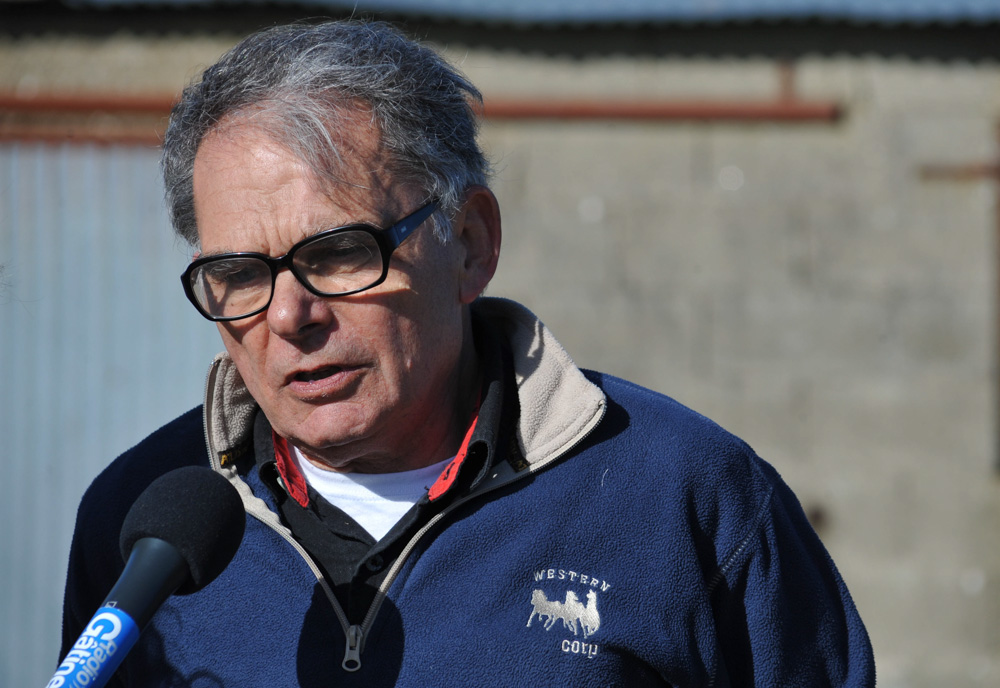 St Germier (79340)-2 mars 2016-Le maire de St Germier répond à Radio Gâtine sur le chantier participatif de plantation de haies © Louise Baheux