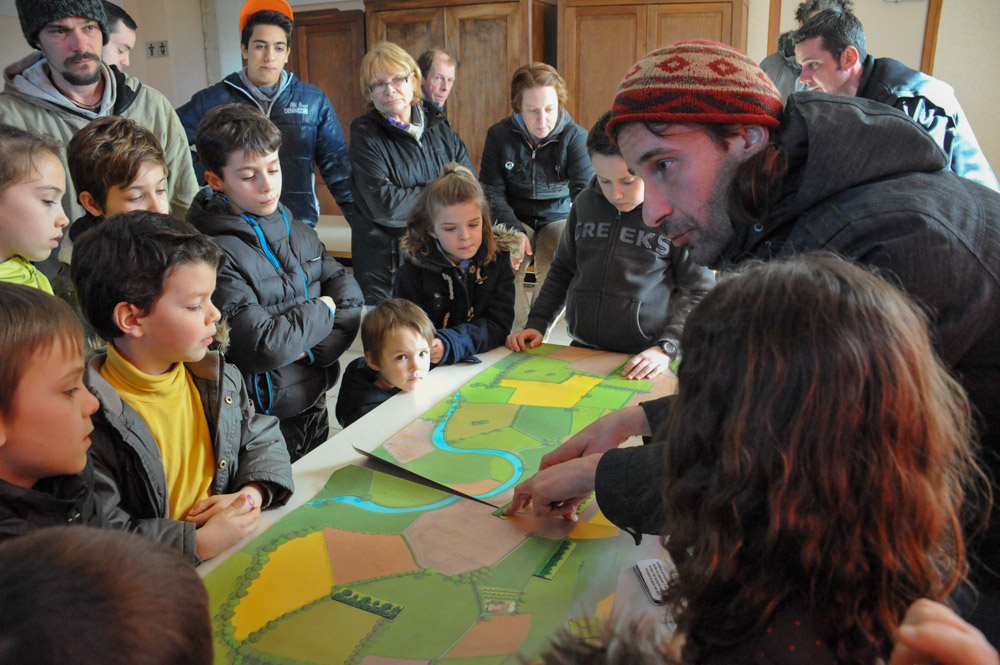 St Germier (79340)-2 mars 2016-Les enfants écoutent Alexis du CPIE Gâtine Poitevine parler des haies et de biodiversité © Louise Baheux