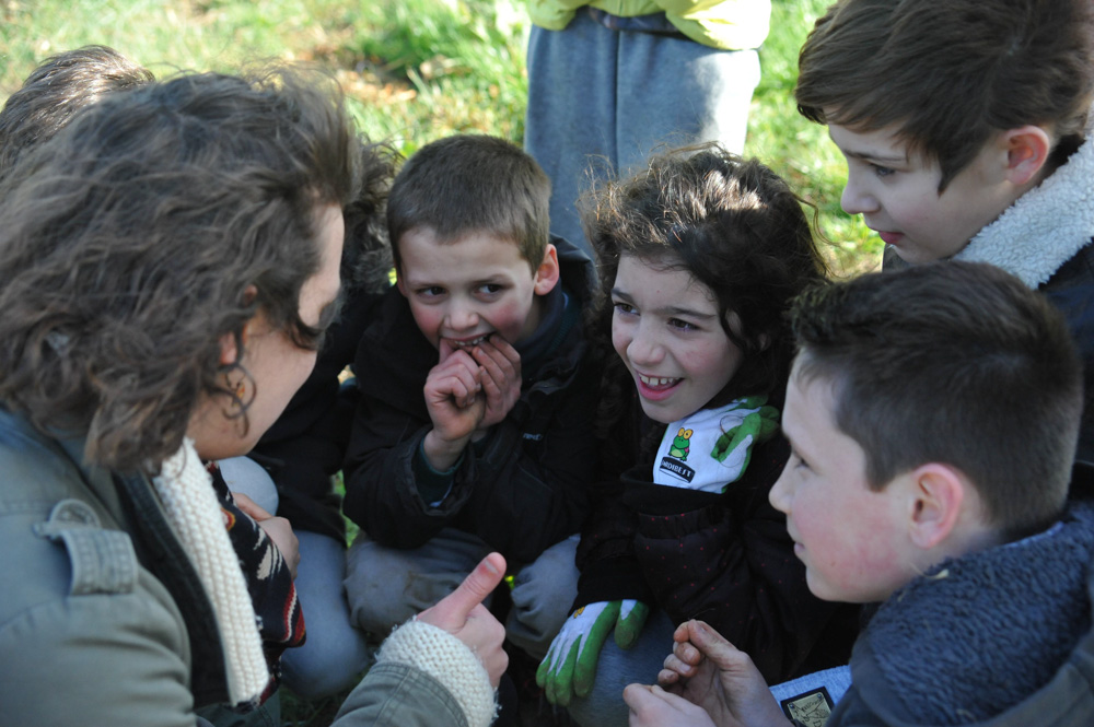 St Germier (79340)-2 mars 2016-Les enfants enregistrent un jingle avec Radio Gâtine sur le chantier participatif de plantation de haies © Louise Baheux