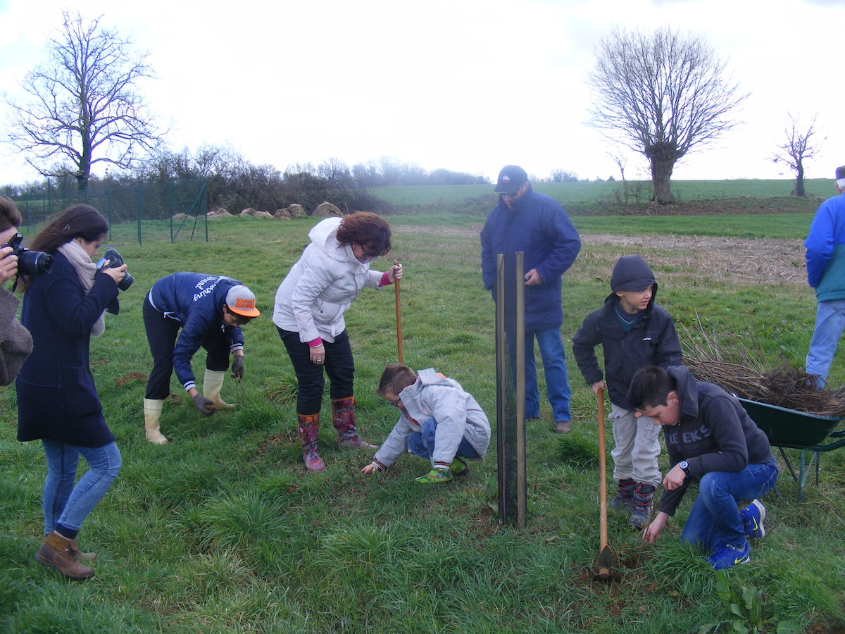 St Germier (79340)-2 mars 2016-Les enfants plantent avec Nathalie Lanzi, Vice-Présidente de la région APCL © Francis Glorie