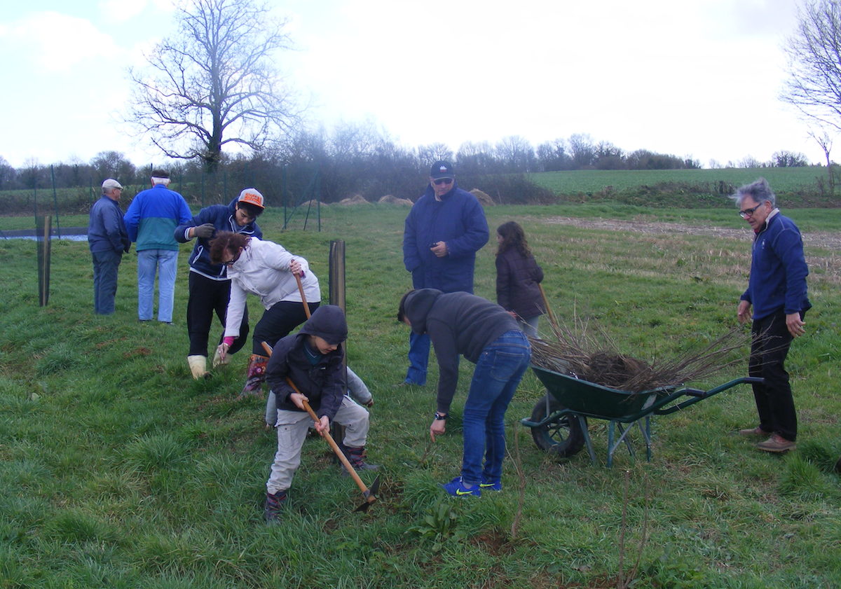 St Germier (79340)-2 mars 2016-Les enfants plantent avec Nathalie Lanzi, Vice-Présidente de la région APCL et M le Maire, J-Francois Lhermitte © Francis Glorie
