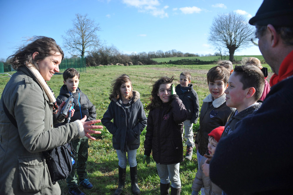 St Germier (79340)-2 mars 2016-Les enfants répondent à Radio Gâtine sur le chantier participation de plantation de haies © Louise Baheux