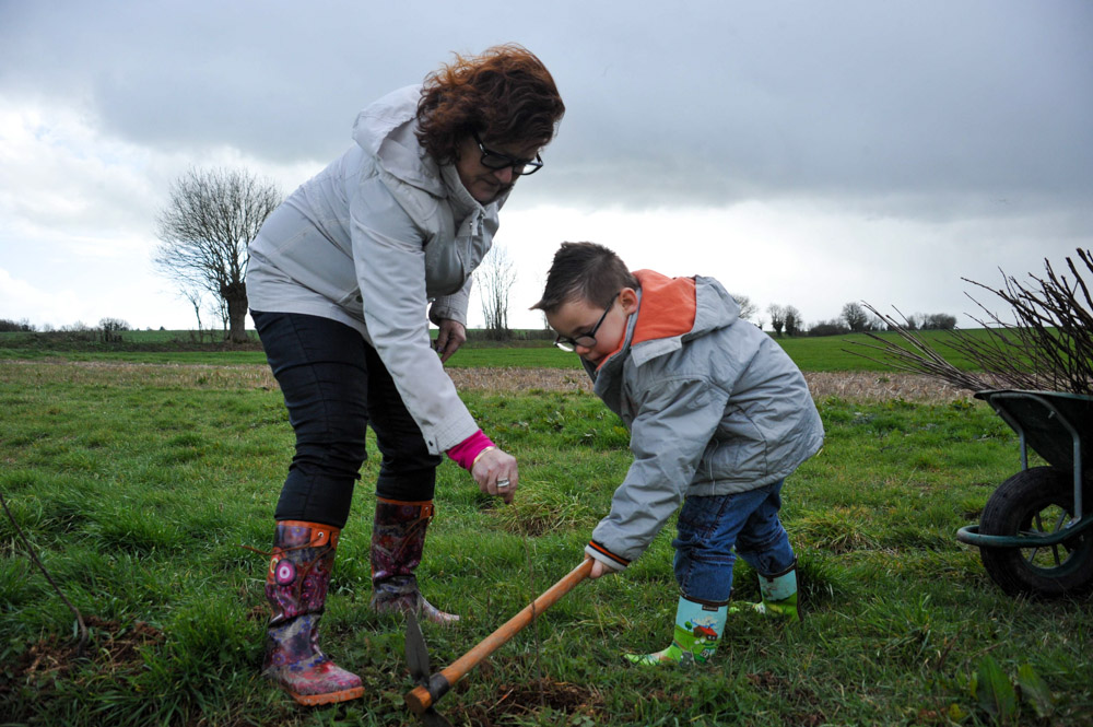 St Germier (79340)-2 mars 2016-Nathalie Lanzi aide un petit St Germarien à planter la haie © Louise Baheux