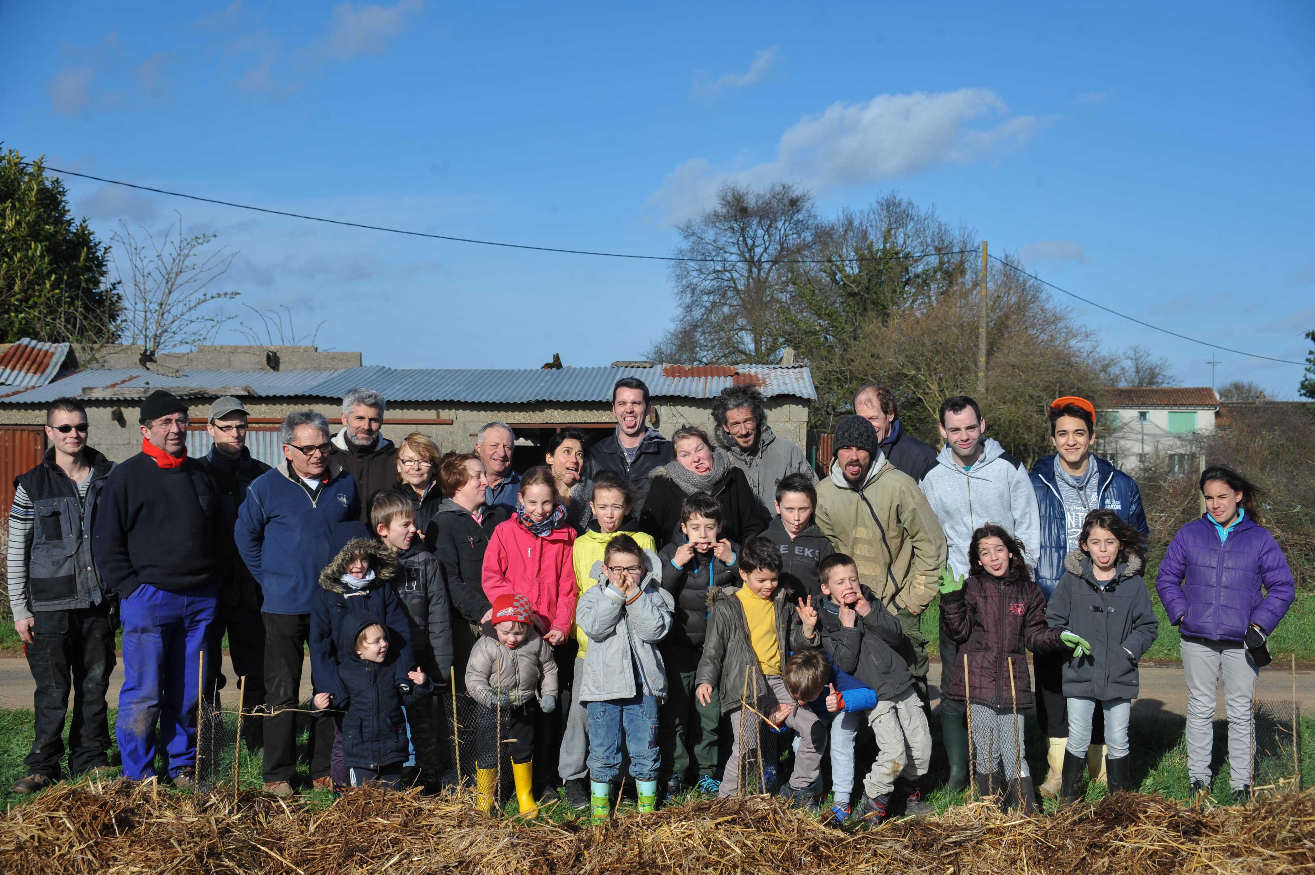 St Germier (79340)-2 mars 2016-Photo grimace du chantier participatif de plantation avec la Région APCL, le CPIE Gâtine Poitevine, le CSC79 des Forges et les enfants du village © Louise Baheux