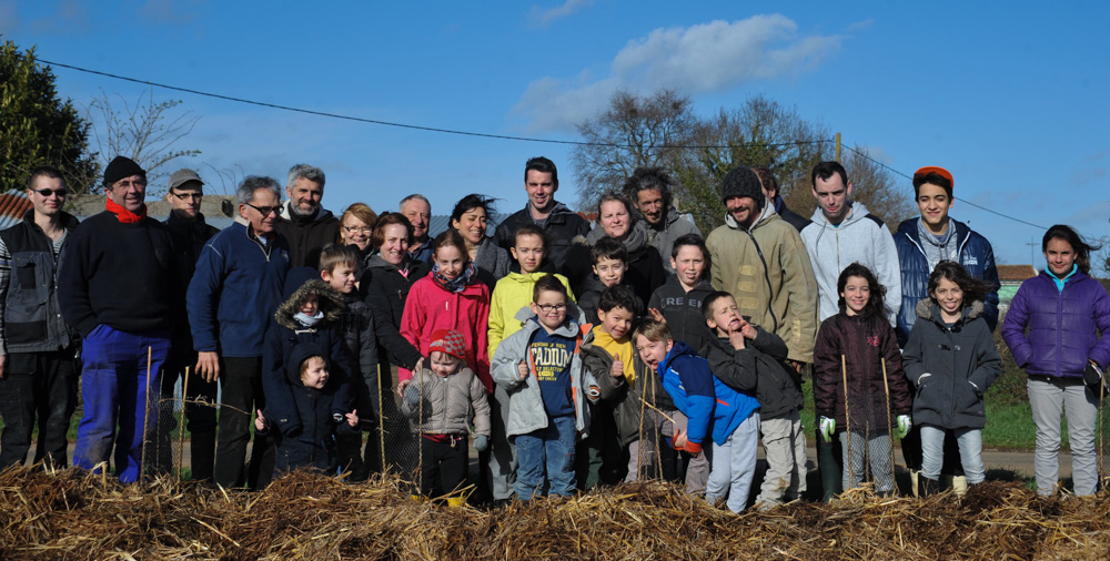 St Germier (79340)-2 mars 2016-Photo souvenir du chantier participatif de plantation avec la Région APCL, le CPIE Gâtine Poitevine, le CSC79 des Forges et les enfants du village © Louise Baheux