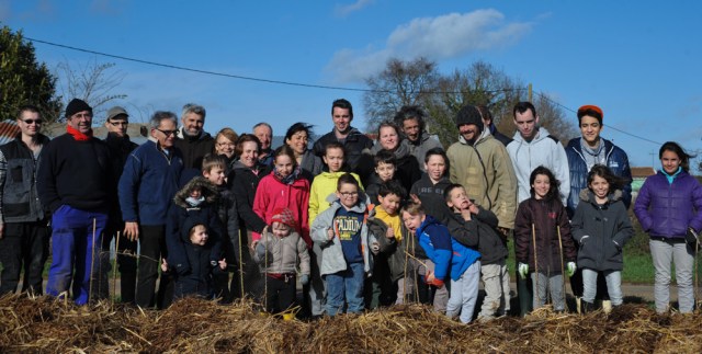St Germier (79340)-2 mars 2016-Photo souvenir du chantier participatif de plantation avec la Région APCL, le CPIE Gâtine Poitevine, le CSC79 des Forges et les enfants du village © Louise Baheux