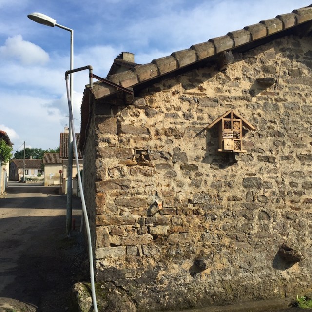 Un des hôtels à insectes a été installé sur le lavoir communal, dans le bourg de Saint-Germier