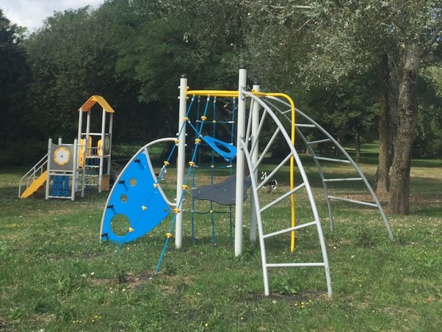 De nombreux jeux pour enfant sont présents dans le parc de l'étang de Saint-Germier 79340