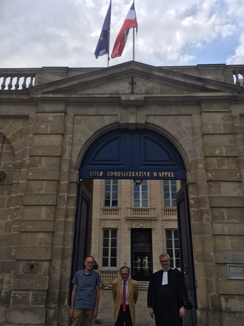 Le 20 juin 2023, Monsieur le maire Jean-François Lhermitte, son premier adjoint, Jean-Marie Parnaudeau et leur avocat dans l’affaire contre le projet de parc éolien de Pamproux, Maitre Xavier Argenton, se sont rendus à la cour administrative d’appel de Bordeaux pour l’ultime audience qui précède la décision des magistrats. 